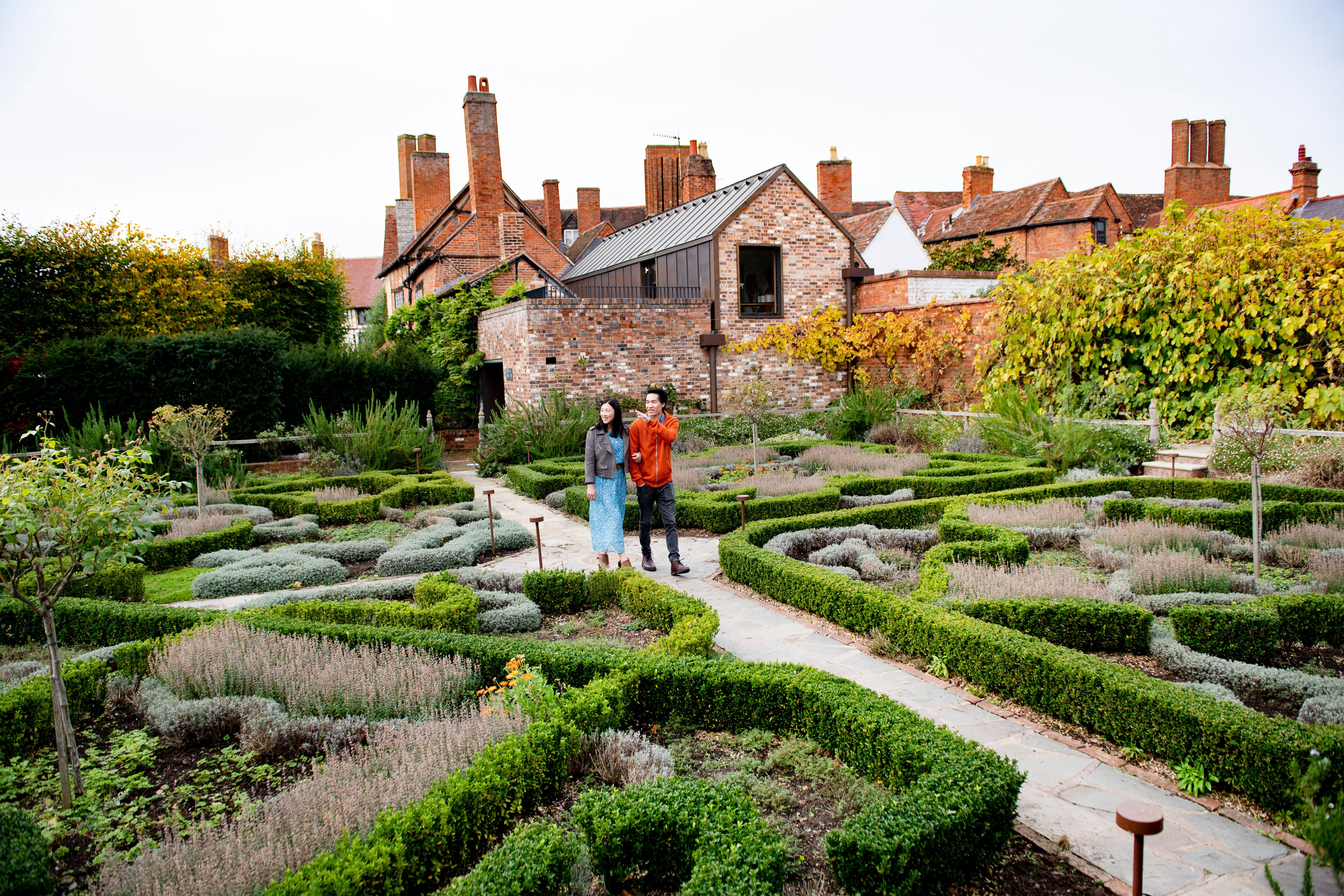 Stratford-upon-Avon's picturesque riverside, featuring historic buildings, scenic views and iconic connections to William Shakespeare in Warwickshire, England.