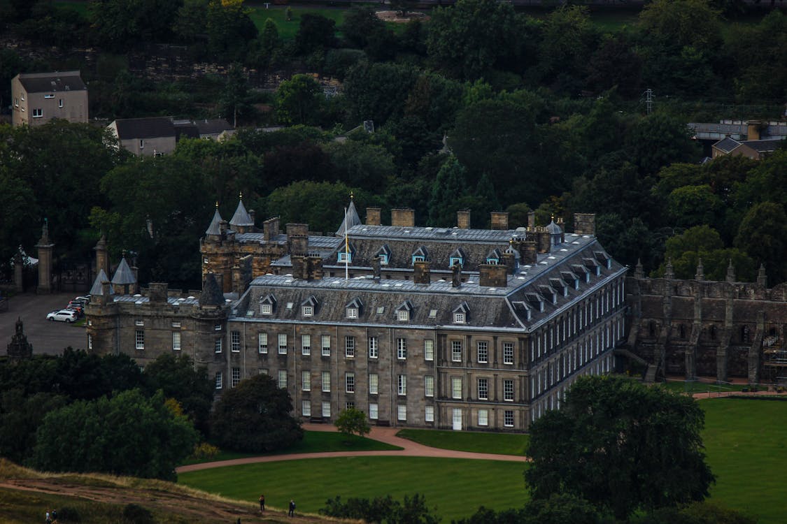 Discover the rich history and majesty of Holyroodhouse Palace, official Scottish residence of British monarchs. 