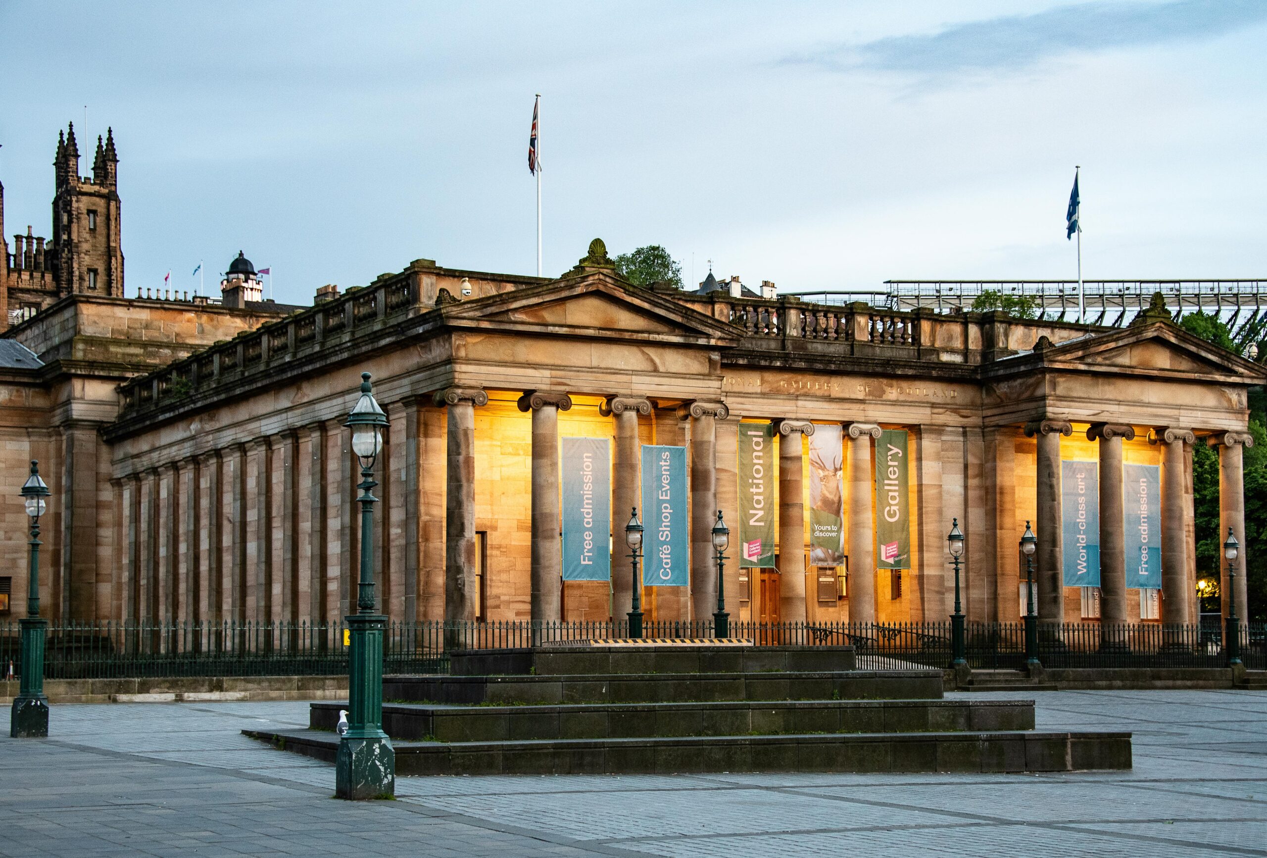 Front facade of Scottish National Gallery in Edinburgh, Scotland. Photo by Richard Harris.