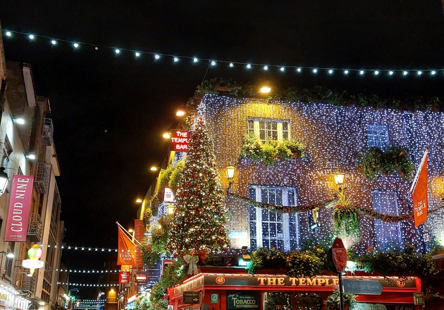 Christmas, Temple Bar Pub, Dublin City ©Failte Ireland